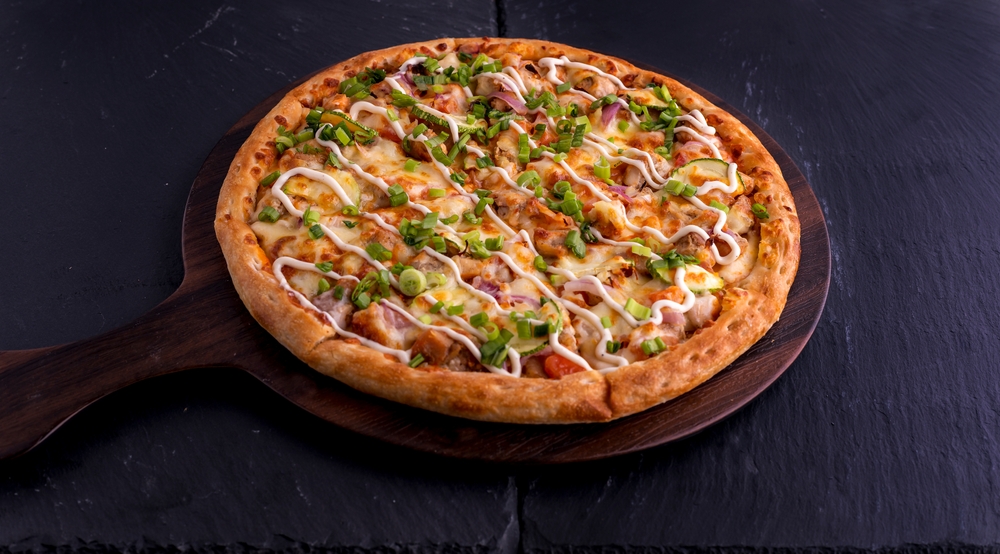 Hot,And,Sour,Chicken,Pizza,Isolated,On,Cutting,Board,Top