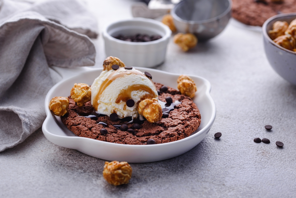 Giant,Chocolate,Skillet,Cookies,With,Popcorn,,Salted,Caramel,Syrup,And